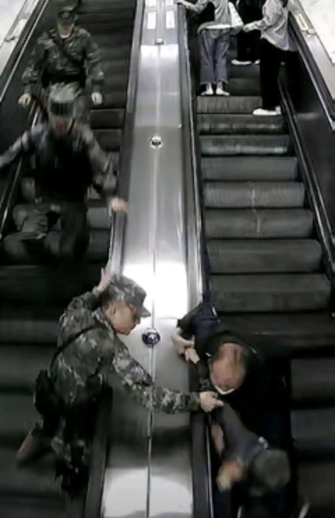 武警救助老人瞬间，感动无数网友！